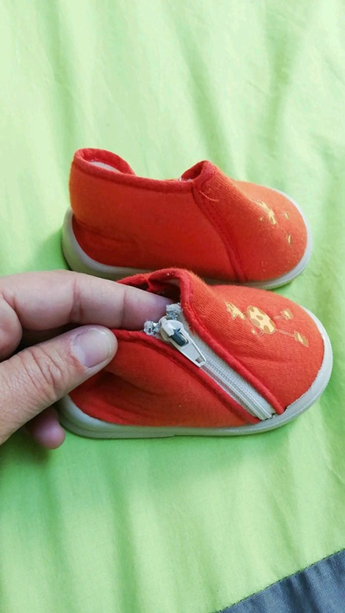 Chaussons taille 18 - photo numéro 2