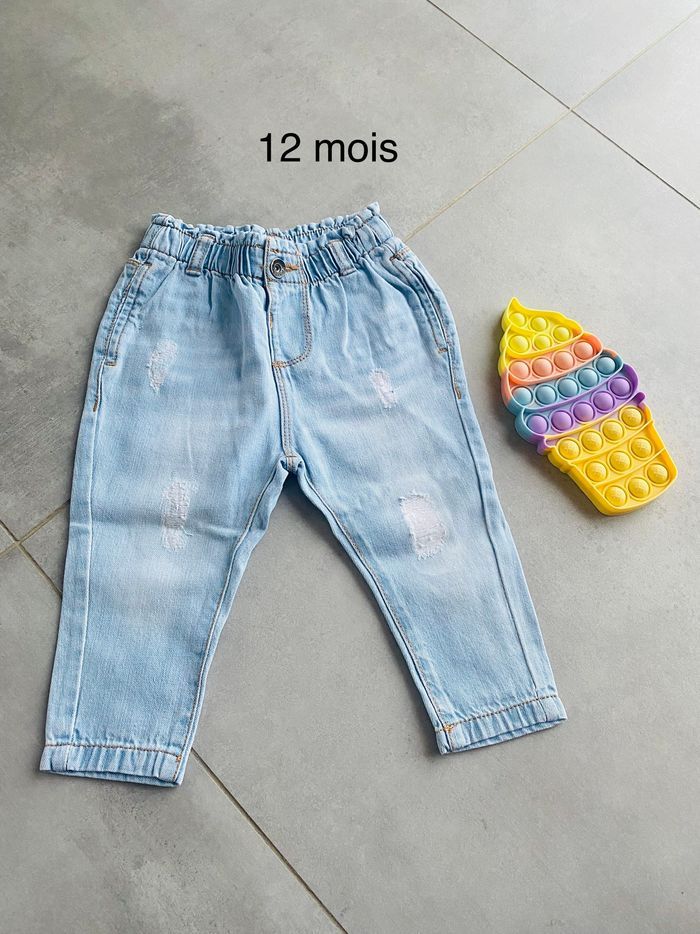 Jeans 12 mois effet délavé et troué 74 sur étiquette