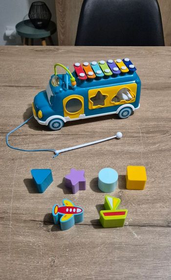 Bus d'éveil à formes et xylophone à tirer 