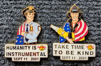 Lot de 2 pin's hard rock café thème 11 septembre 2001