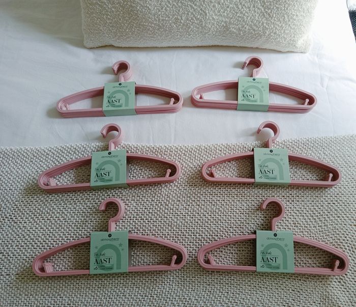 Lot de 36 cintres pour bébé ou enfant neufs