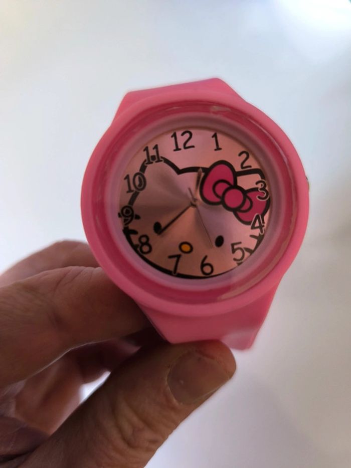 Montre enfant Hello Kitty
Il faut remettre une pile
Neuve