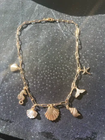 Collier breloques coquillages blanc doré