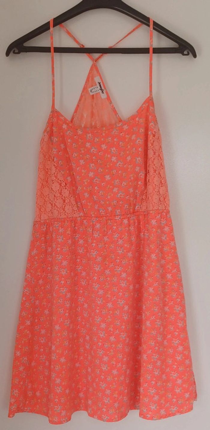 Petite robe dentelle flashy