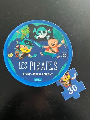 Puzzle et livre sur les pirates
