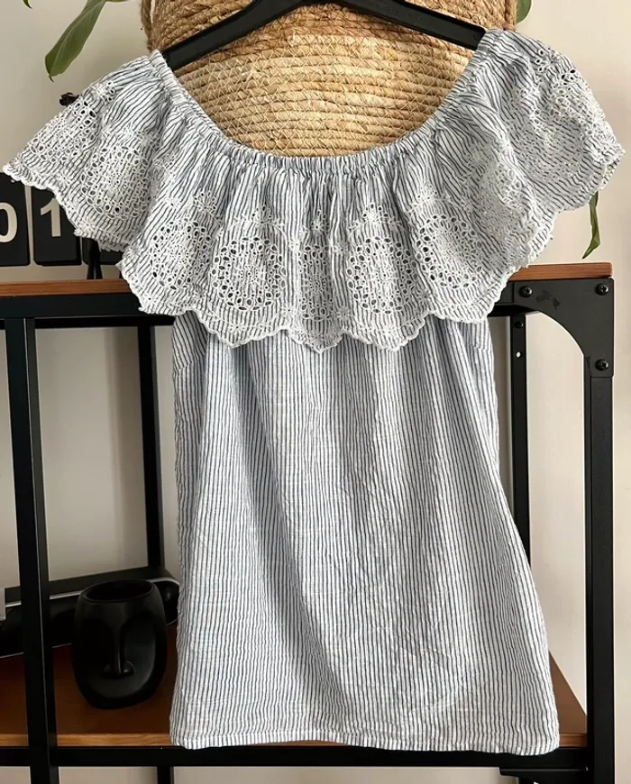 Blouse avec volant dentelle