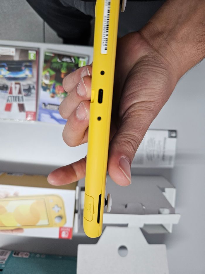 Nintendo switch lite jaune acheté en février - photo numéro 6