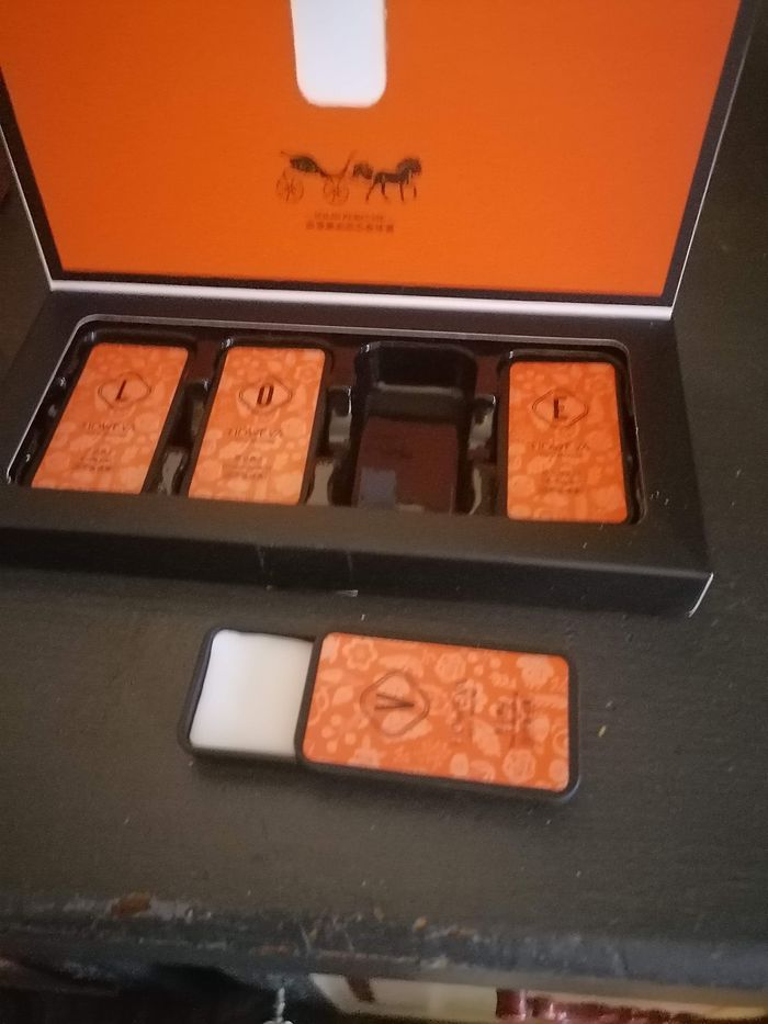 Coffret parfums solide neuf - photo numéro 2