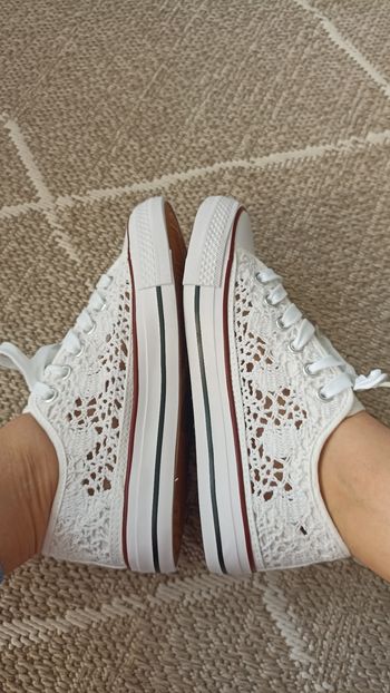 Tennis dentelles taille 40