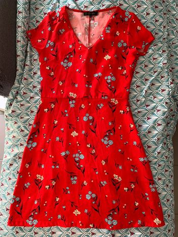 Robe rouge à fleurs