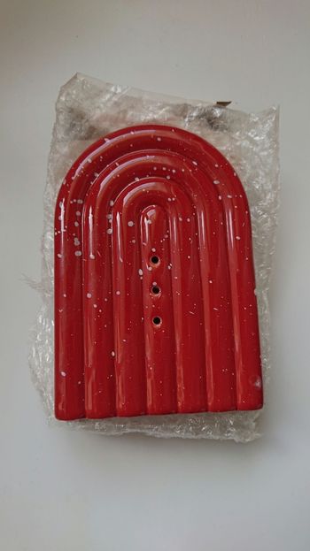 Porte savon multi facettes rouge en dolomite