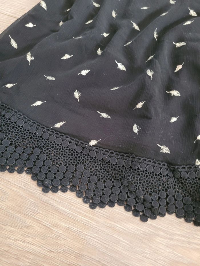 Robe fluide noire avec motifs plumes dorées - photo numéro 2