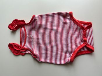body rayé petite bretelle volantée taille 6 mois