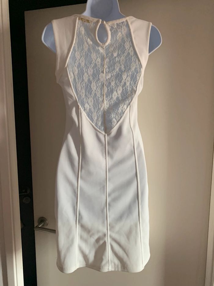 Robe dos dentelle - photo numéro 2