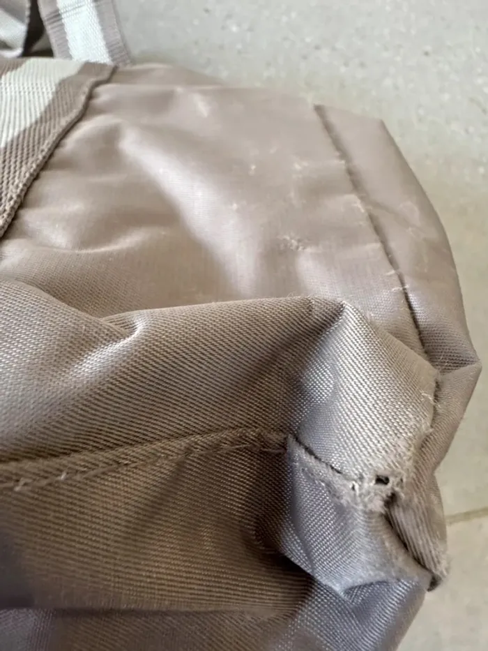 Sac à main gris Bensimons, il y a des marques d'usures et des petits trous dans les coins, 37x27cm - photo numéro 8