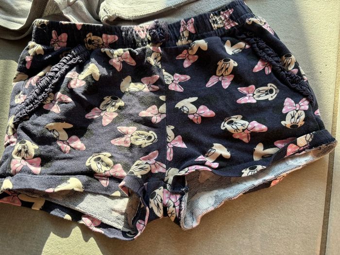 Lot 2 shorts fille 4 ans – Disney & basique 🎀👧 - photo numéro 2