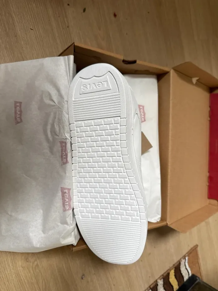 Magnifiques baskets blanches Levi’s neuves avec étiquette pointure 39 - photo numéro 5