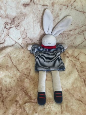 Doudou lapin blanc marionnette en marinière bleu marine et blanc foulard rouge Sergent Major