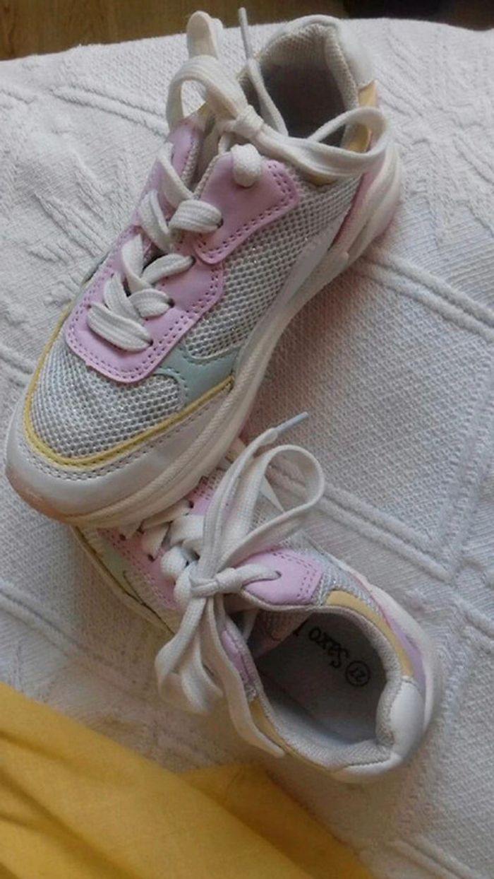 Basket à lacets couleurs pastel pointure 27