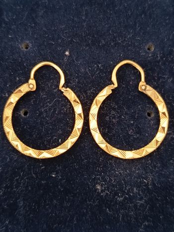 Boucles d'oreilles plaqué or.