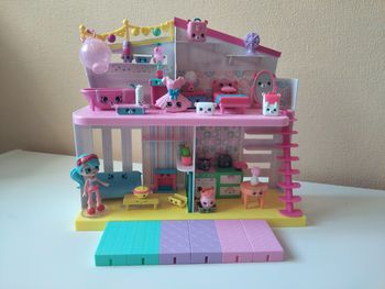 maison Shopkins "Happy Places" avec de nombreux accessoires.