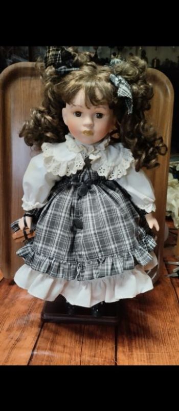 Poupée porcelaine Leonardo collection vendue avec pied