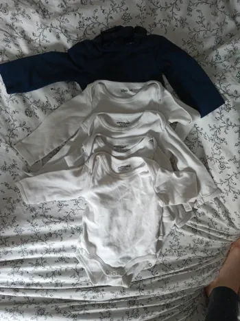 Lot 5 bodies manches longues 6 mois 67 cm blanc et un bleu marine à col