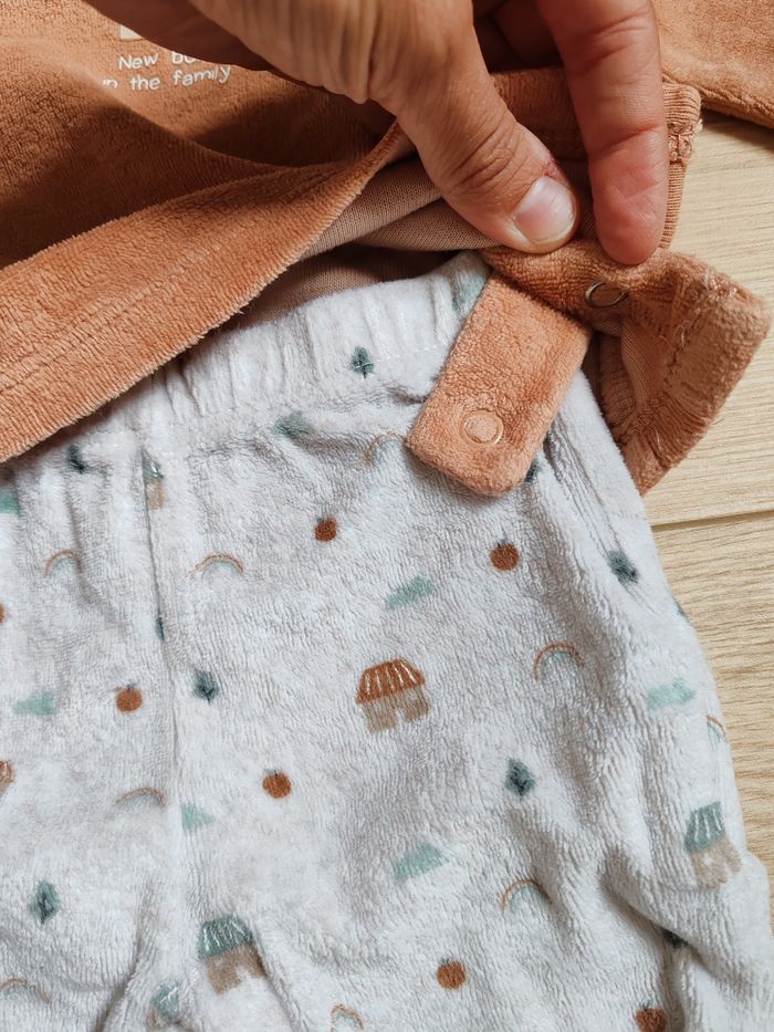 Pyjama motif maison 2 pièces  Kiabi 1 mois 🌸 - photo numéro 3