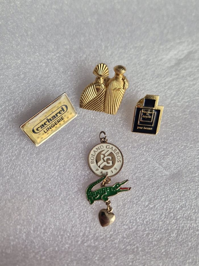 ✨ Lot de 4 pin’s vintage – Cacharel, Van Cleef & Arpels, Roland Garros, Couple doré - photo numéro 6