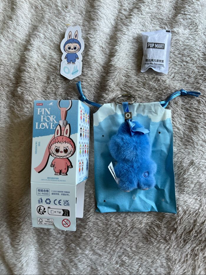 Labubu pin for love lettre O 💙 popmart - photo numéro 2