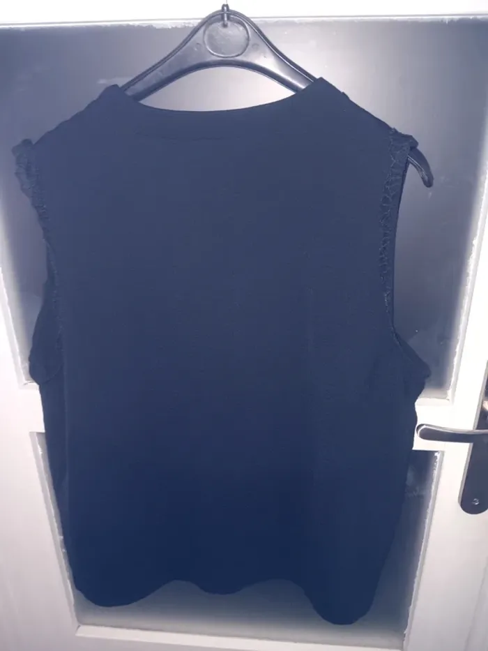 Top sans manches noir, col V détail dentelle taille 48 - photo numéro 4