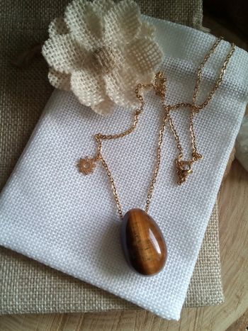 Collier pierre naturelle oeil de tigre et pendentif soleil