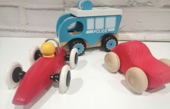 3 voitures en bois