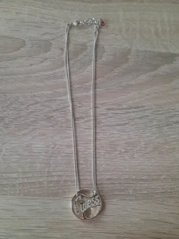 Collier Guess argenté à strass