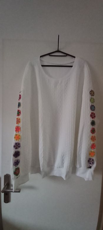 Pull blanc manches brodées