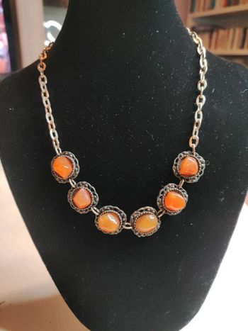 Collier de pierres orangées