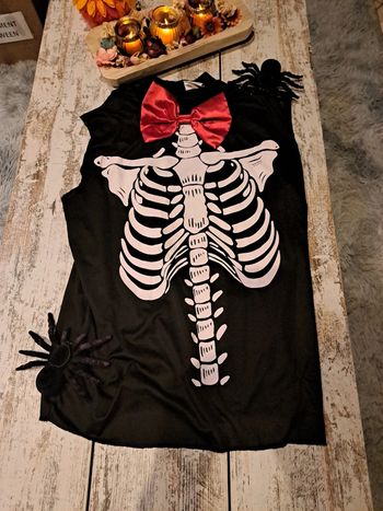 Haut Squelette  avec nœud rouge