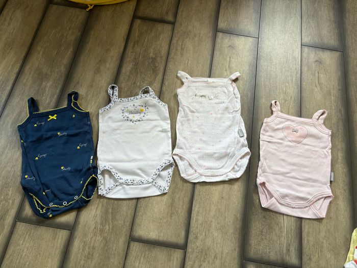 Lot 4 bodys bretelle absorba 3M