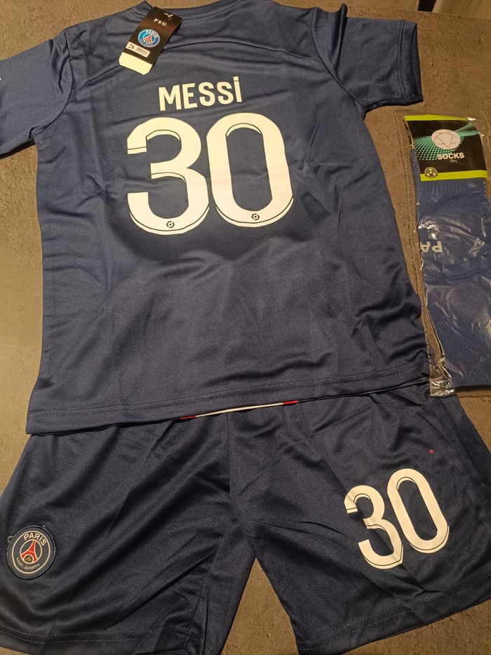 Tenue foot Léo Messi PSG Paris Saint-Germain bleu. T.28