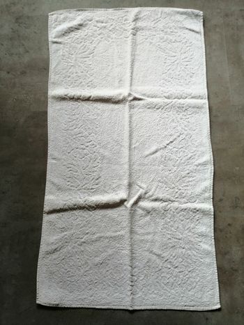 serviette blanche à relief 48 x 88 cm