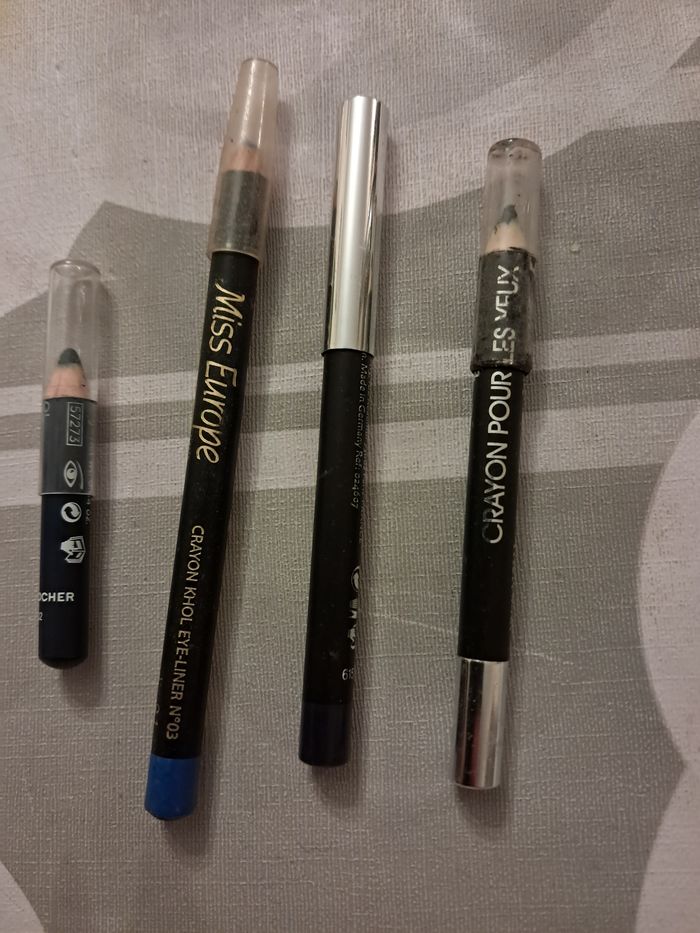 Crayon a maquillage violet, noir, bleu - photo numéro 2