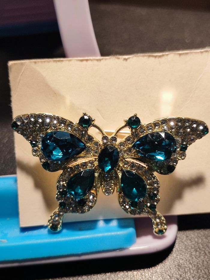 Superbe papillon bleu avec strass neuf