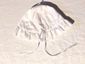 Bonnet Dessins Soleil Lignes Courbes Ficelle Elastique Vêtement Accessoire Petits Enfants Bébés