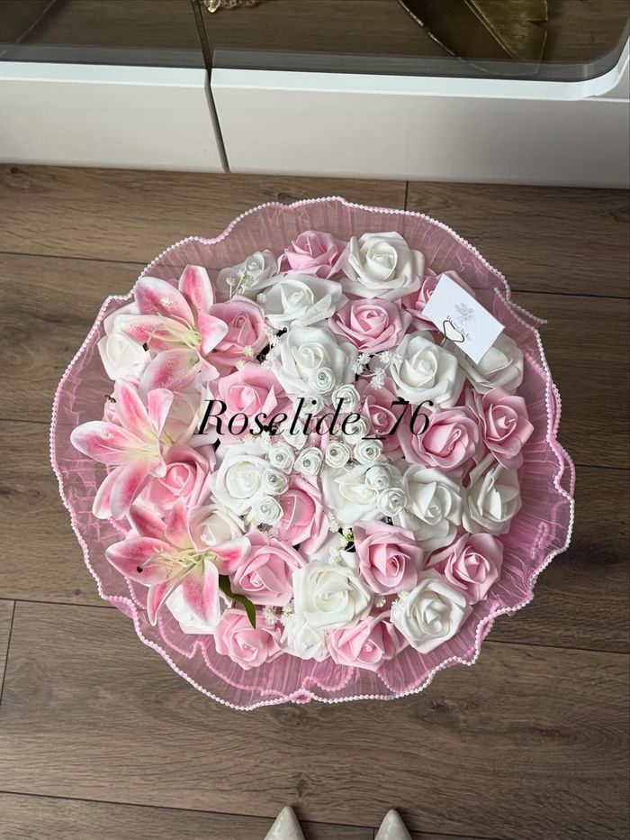 Bouquet de roses roses et blanche + lys et initial A