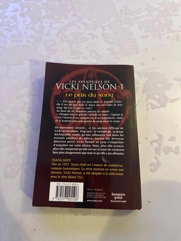 Livre le prix du sang - tanya Huff - les aventures de vicki nelson-1 - photo numéro 5