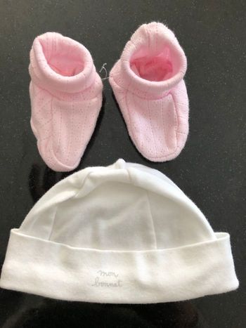 Bonnet et chaussons neufs petit bateau