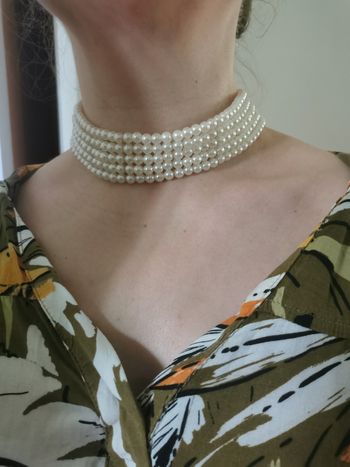 Collier choker de mariée fait de perles blanc nacré