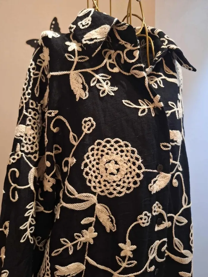 Chemise noire & broderie fleurie - photo numéro 3