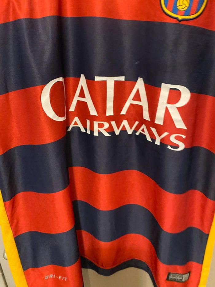 Très jolie t-shirt de foot Barcelone - photo numéro 6