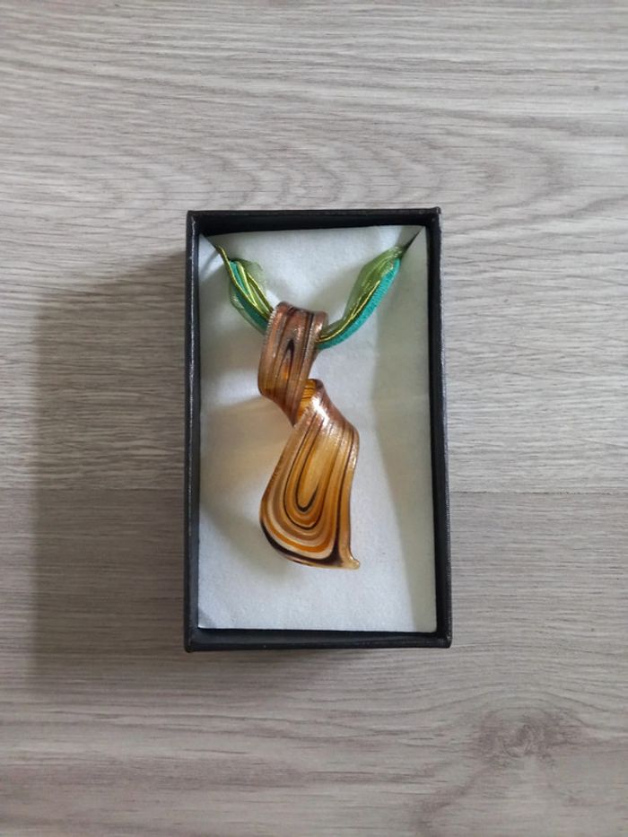Collier pendentif en verre